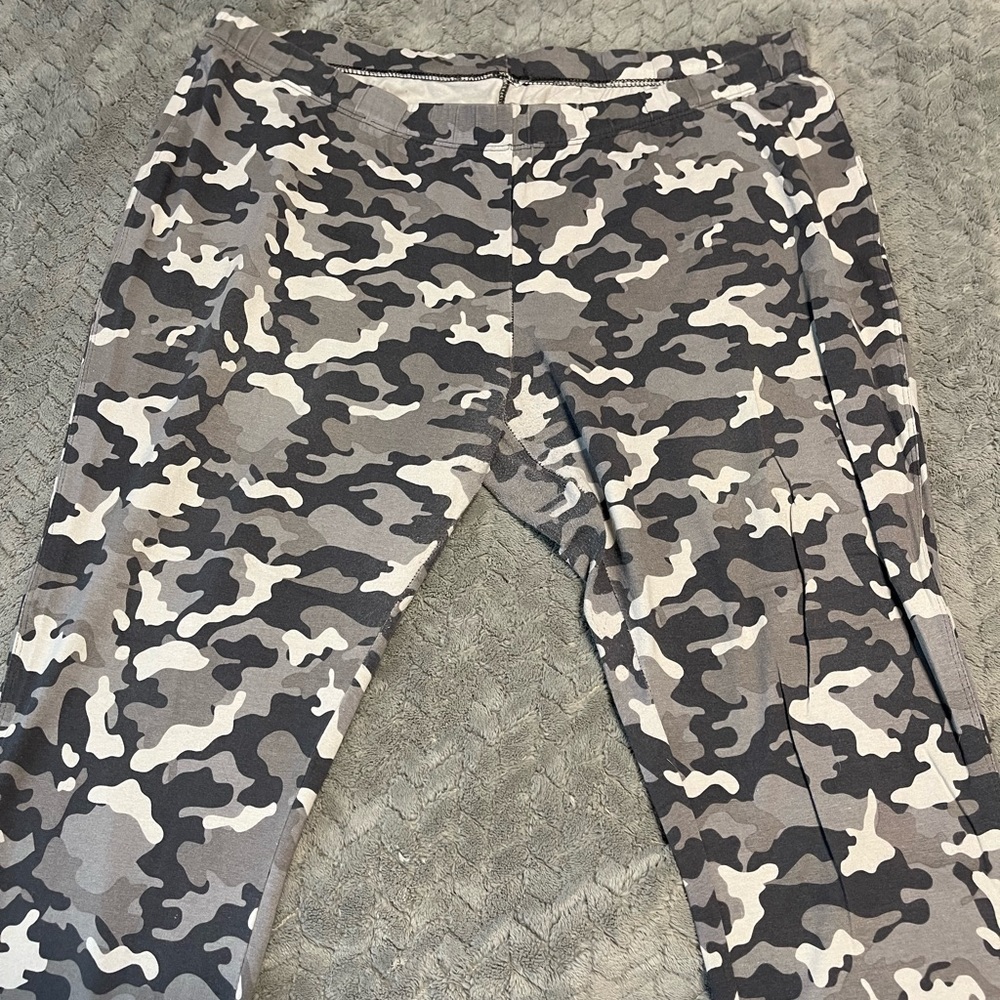 Faded Glory Grey Camo Leggings. Size XXL